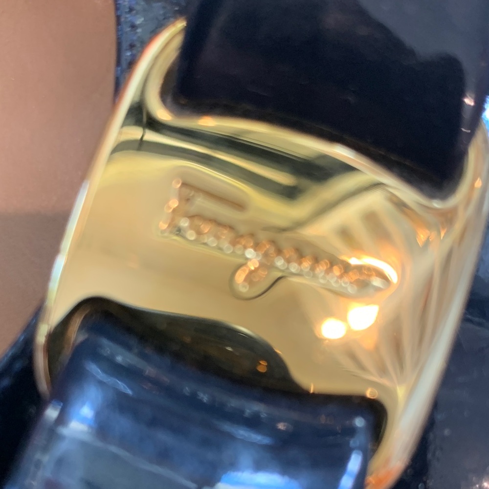 Salvatore Ferragamo Navy Patent Leather Vara Bow Flats with Gold Plaque. Size 7 - Picture 9 of 9